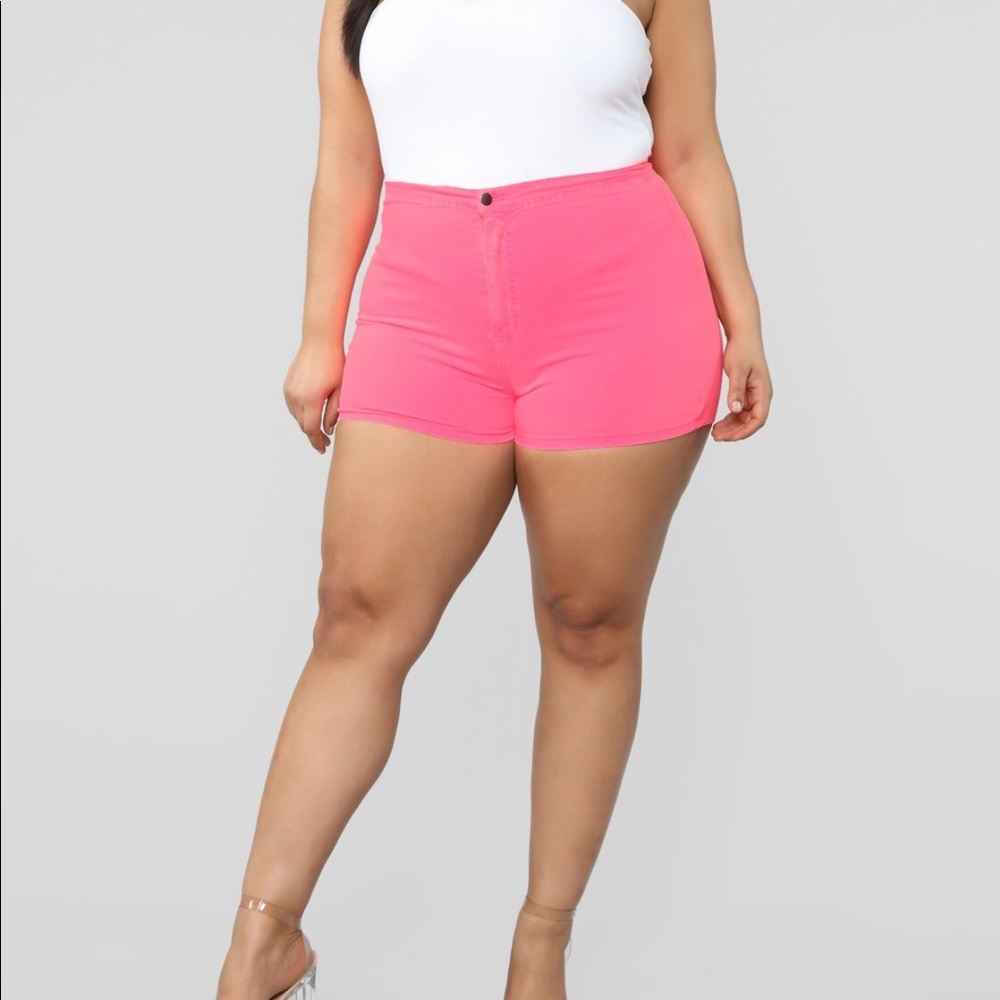 Fashion Nova Curve - Highwaisted pink shorts